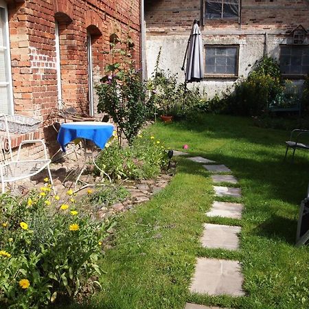 Neu Fewo Im Bauernhaus Mit Idyllischem Innenhof Und Naturgarten Mesekenhagen Kültér fotó